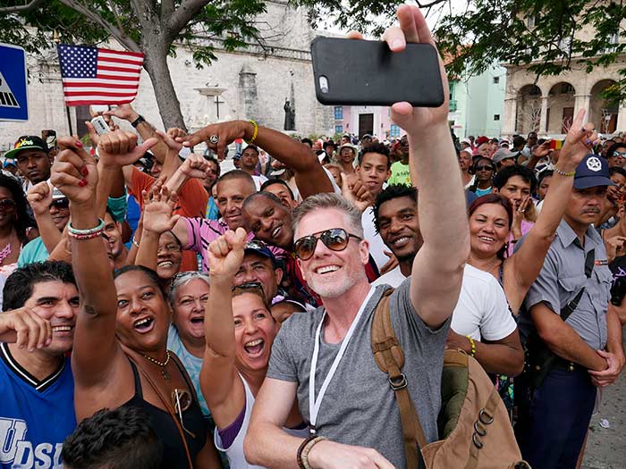 photo tour in havana historical moments taking a selfie cubans and americans