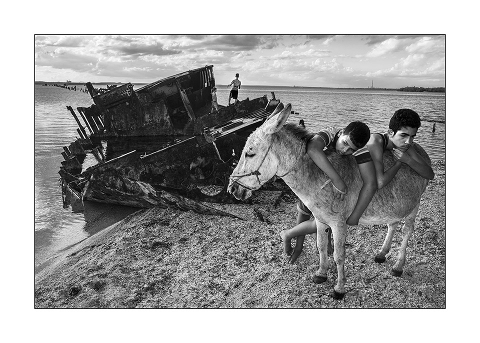 kids and donkey by cuban photographer raul canibano